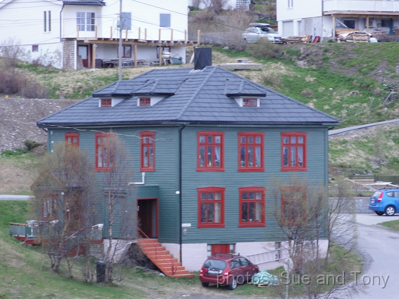 day5_Tromso_19.jpg - I just liked the colours of this house also in Skjervoy - it was 10.30 pm by now.  We stopped for 15 minutes